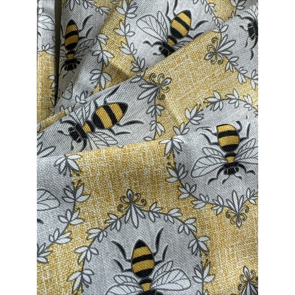 The Farmhouse  by Rachel Ashwell Oblong Bee Table Cloth 60x104  And 4 Napkins - Picture 3 of 5